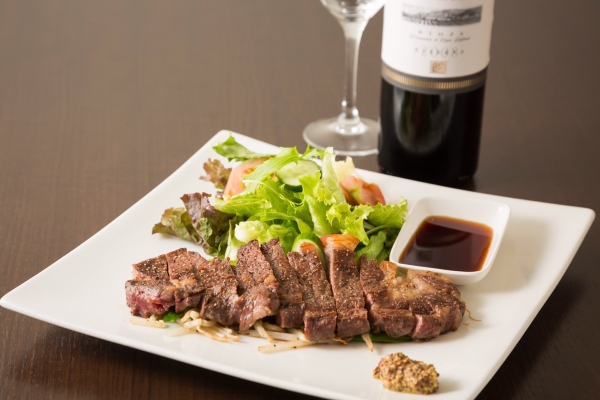 ¥2,000 ステーキとグラスワイン1杯